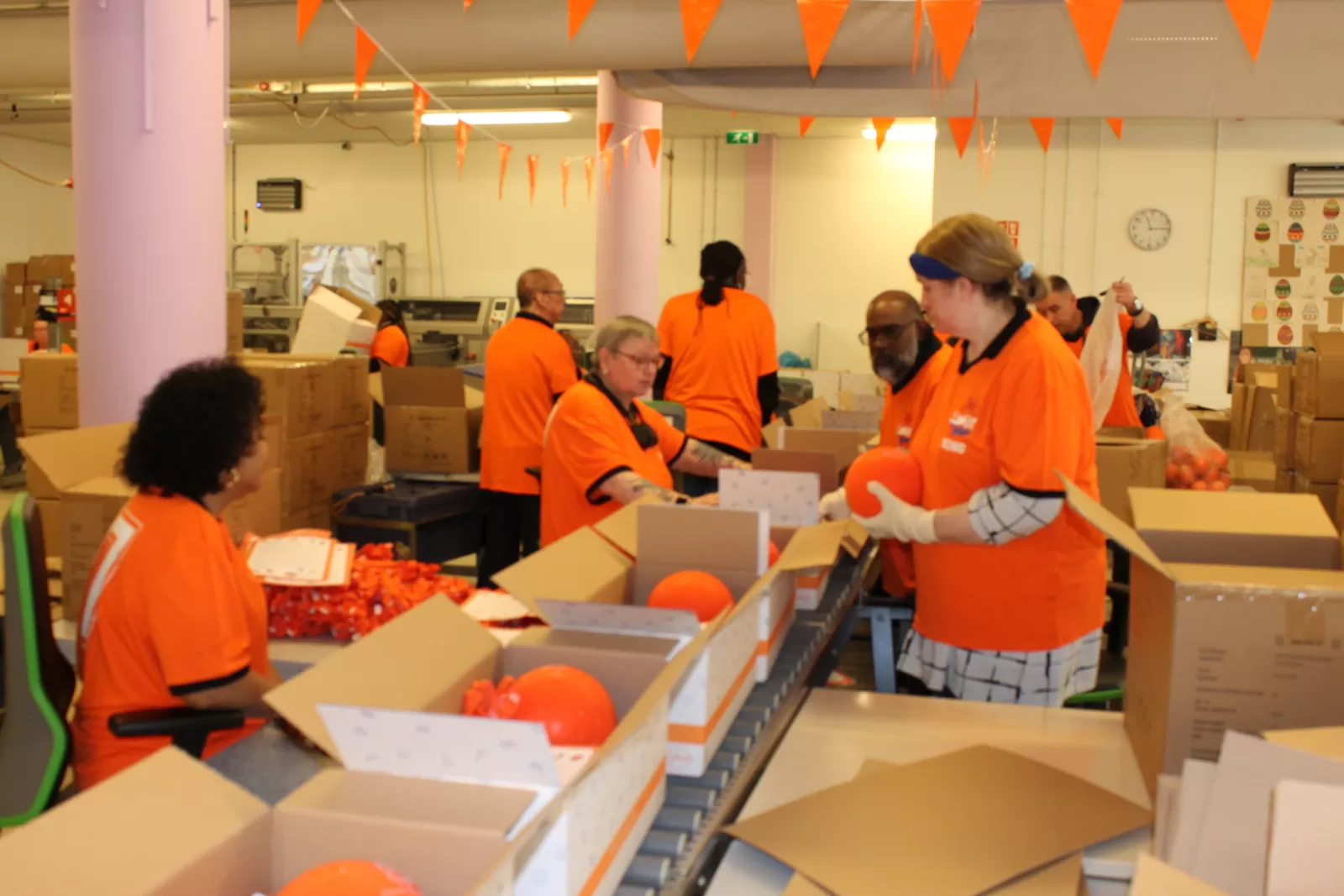 Inpakken van koningsspelen spelpakketten.
