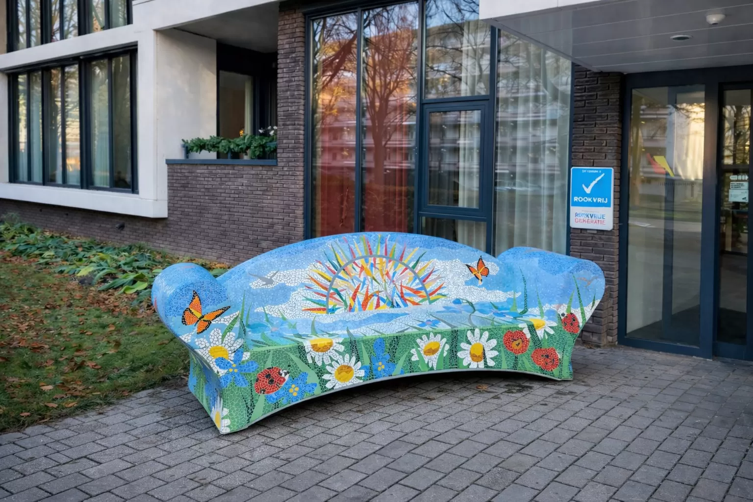 Ons mozaïekatelier heeft in opdracht van Luc4me een kleurrijke mozaïekbank gemaakt voor wooncentrum Zonnestraal in Oldenzaal.